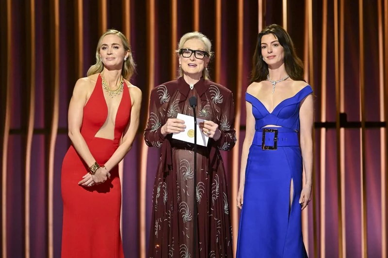 Anne Hathaway and Meryl Streep Shine in Prada Sequel Set Photos