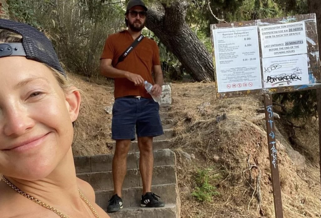 Kate Hudson’s Sun-Kissed Greek Getaway With Bingham and Rani!