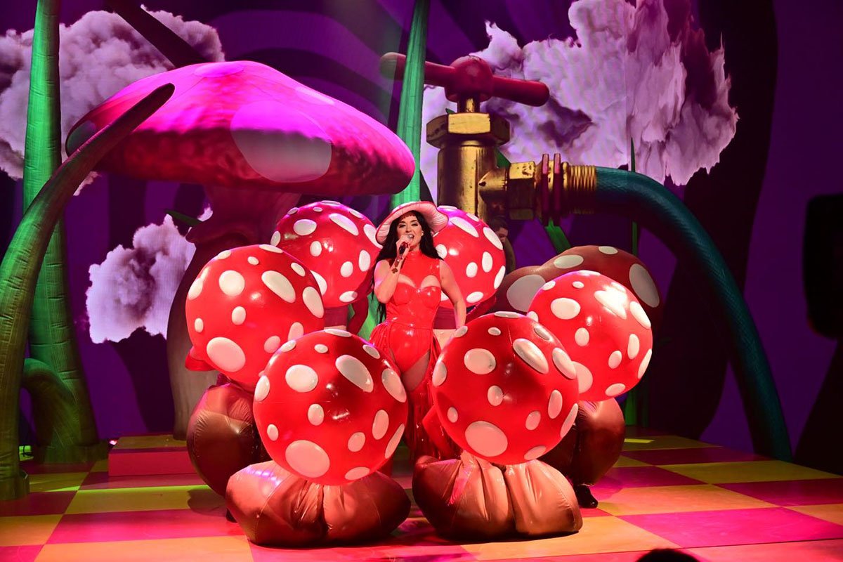 Katy Perry’s Midair Scare: Survives Butterfly Prop Malfunction on Lifetimes Tour