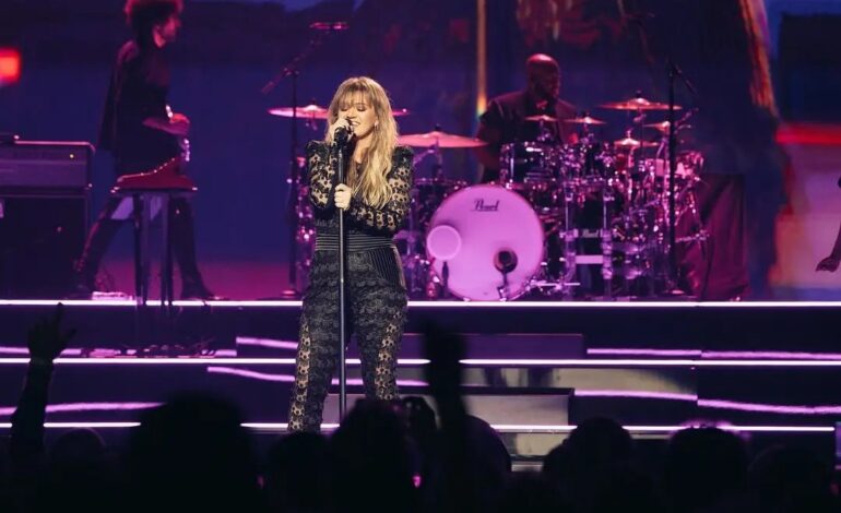 Kelly Clarkson Delays Vegas Residency Debut Over Vocal Strain