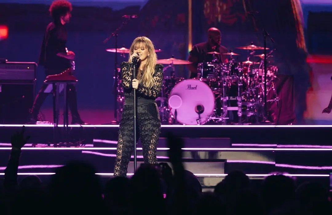 Kelly Clarkson Delays Vegas Residency Debut Over Vocal Strain