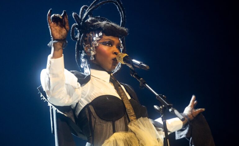 Lauryn Hill Serenades Near-Empty Stadium at 3:30 AM After Essence Festival Fiasco
