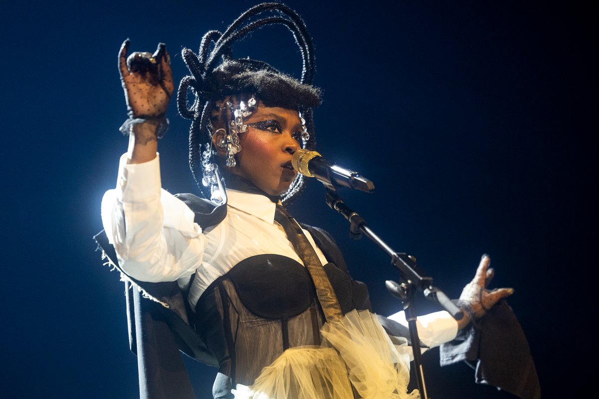 Lauryn Hill Serenades Near-Empty Stadium at 3:30 AM After Essence Festival Fiasco