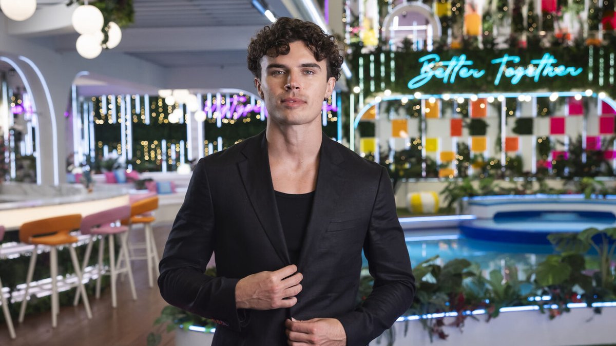 Love Island USA’s Nic Vansteenberghe Quashes Wig Rumors with Poof Explanation