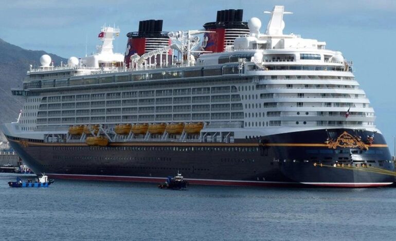 Rail-Seat Rescue on Disney Dream: Dad’s High-Seas Lifeguard Moment