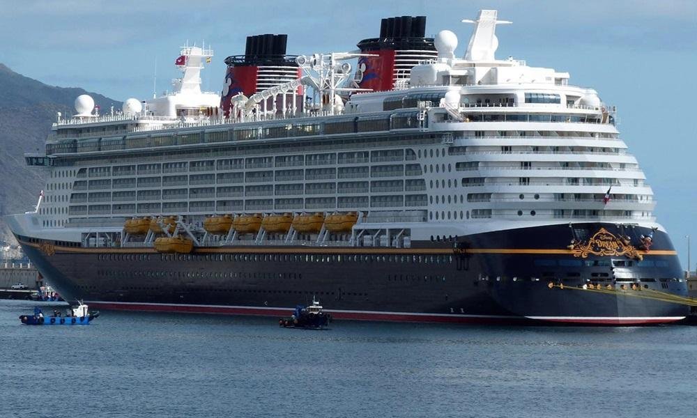 Rail-Seat Rescue on Disney Dream: Dad’s High-Seas Lifeguard Moment