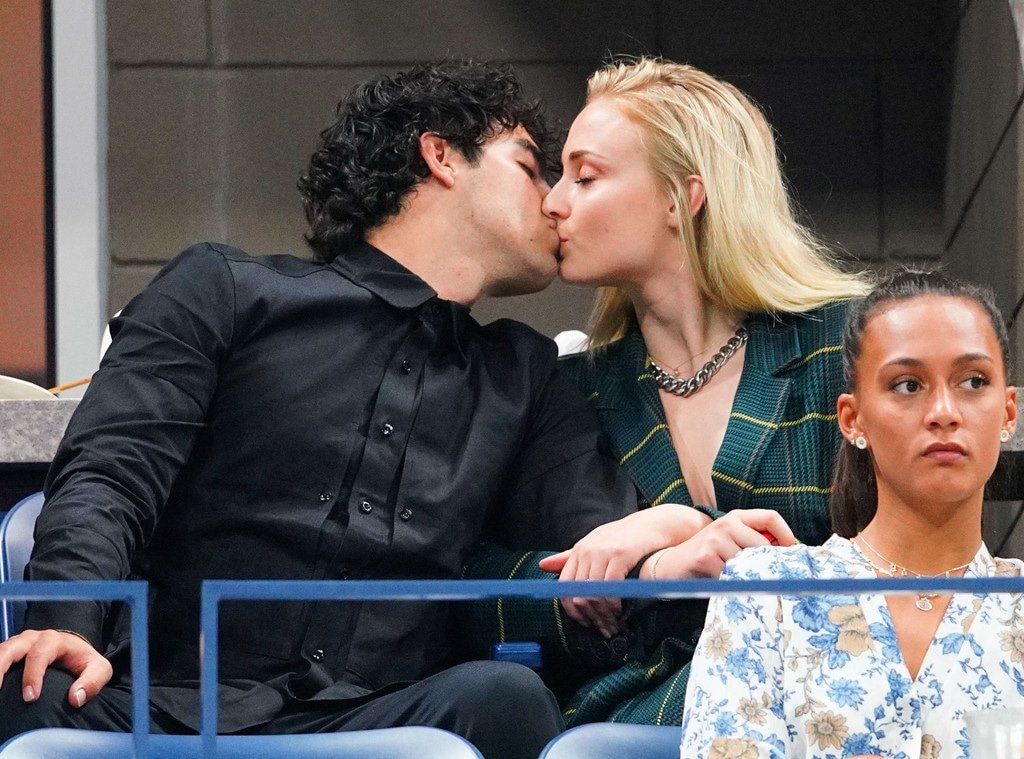 Sophie Turner Sparks London Buzz with Steamy Notting Hill PDA