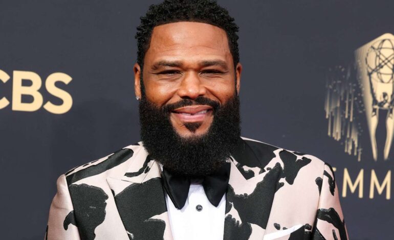 Anthony Anderson Bounces Back After 140cc Knee Fluid Drainage