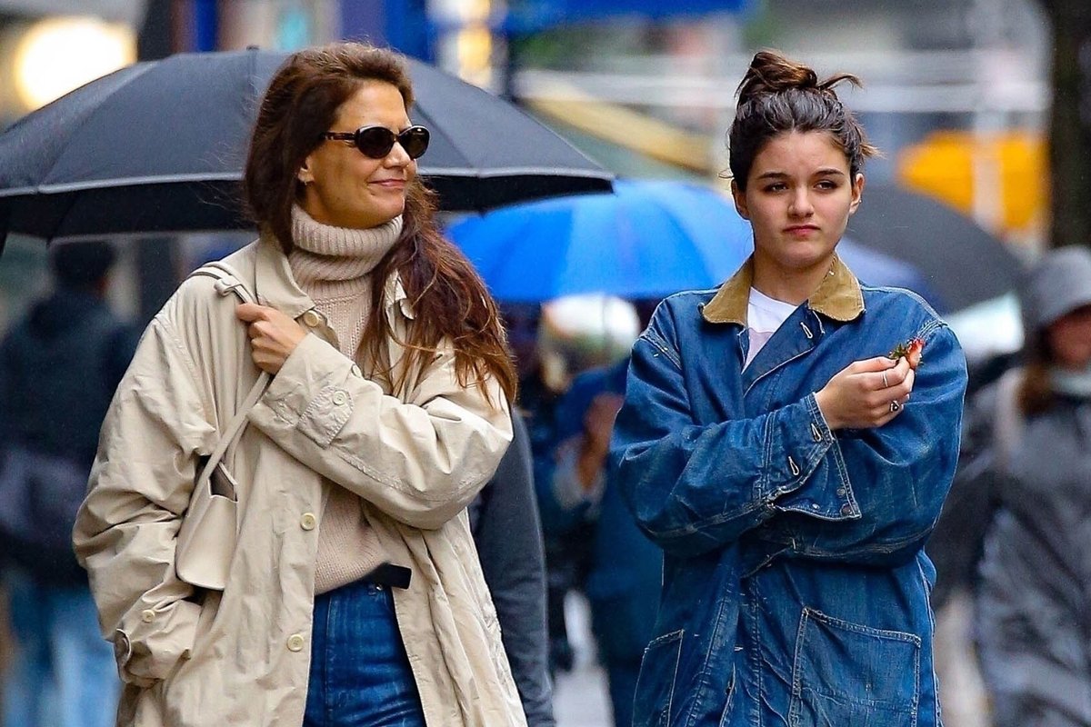 Katie Holmes Brings Teen Daughter Suri Noelle to Happy Hours Film Set in Rare Appearance