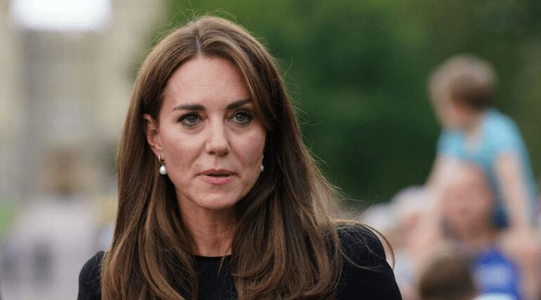 Kate Middleton’s Triple Initial Necklace Sparks Family-Focused Fashion Moment — Clear Signals of Royal Bonds and Creative Parenting