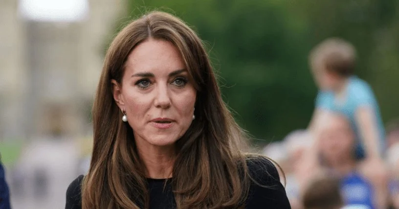 Kate Middleton’s Triple Initial Necklace Sparks Family-Focused Fashion Moment — Clear Signals of Royal Bonds and Creative Parenting