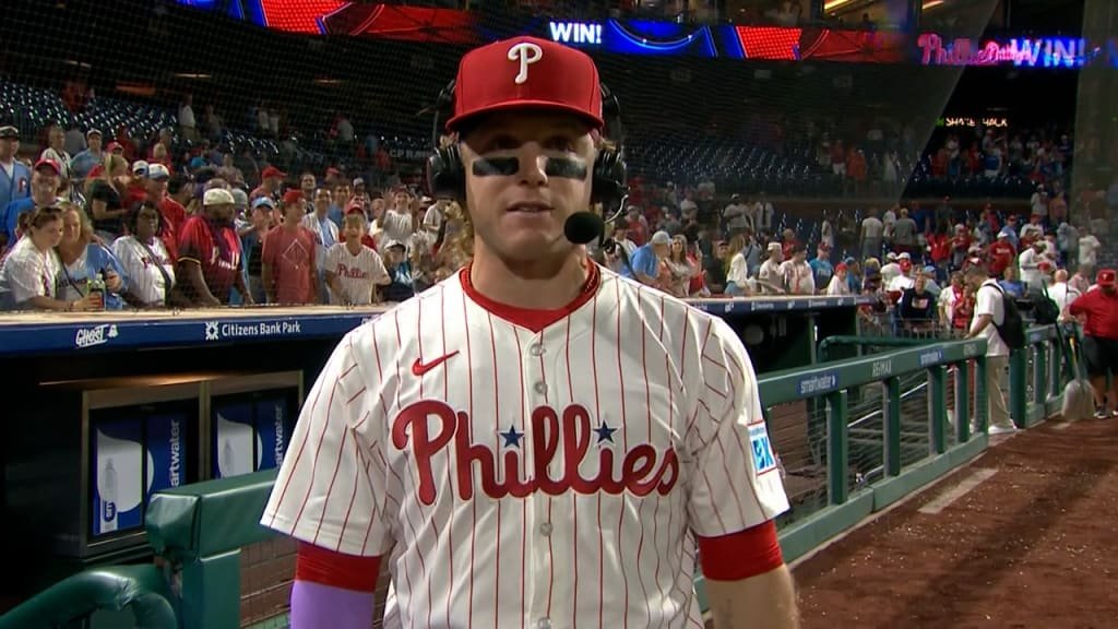 Phillies Fan’s Shocking Home Run Heist: Meet the ‘Karen’ Who Stole a Kid’s Baseball