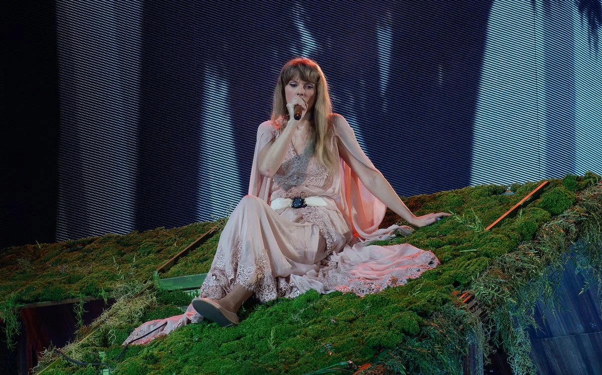 Taylor Swift Teases Theatrical Release Party for The Life of a Showgirl Album With Glitzy Film Night and New Video Premiere